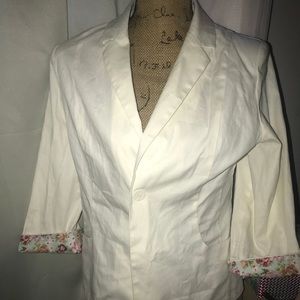 Very light white blazer with flower details 🌸
